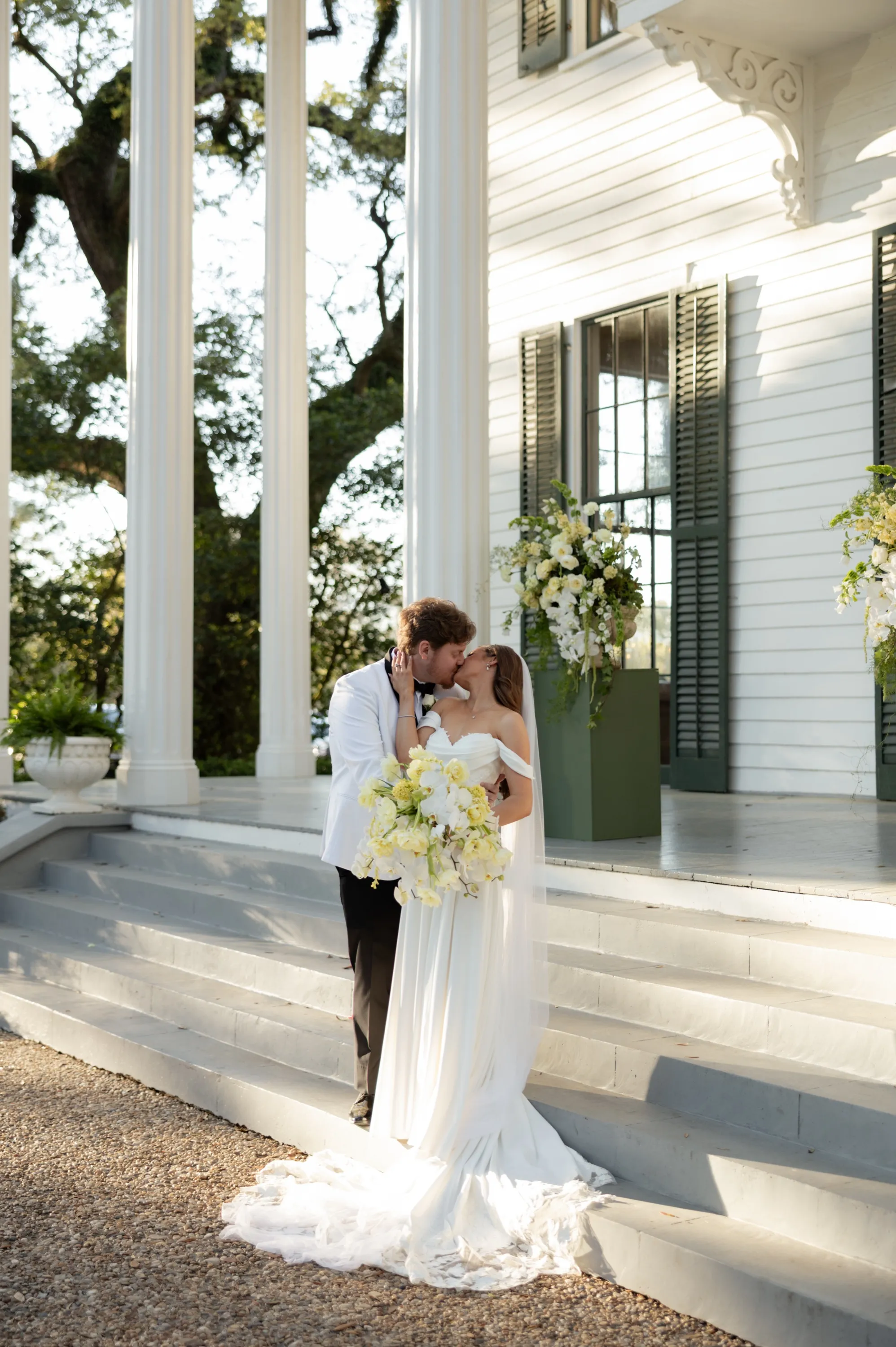 A kiss at the foot of the columns